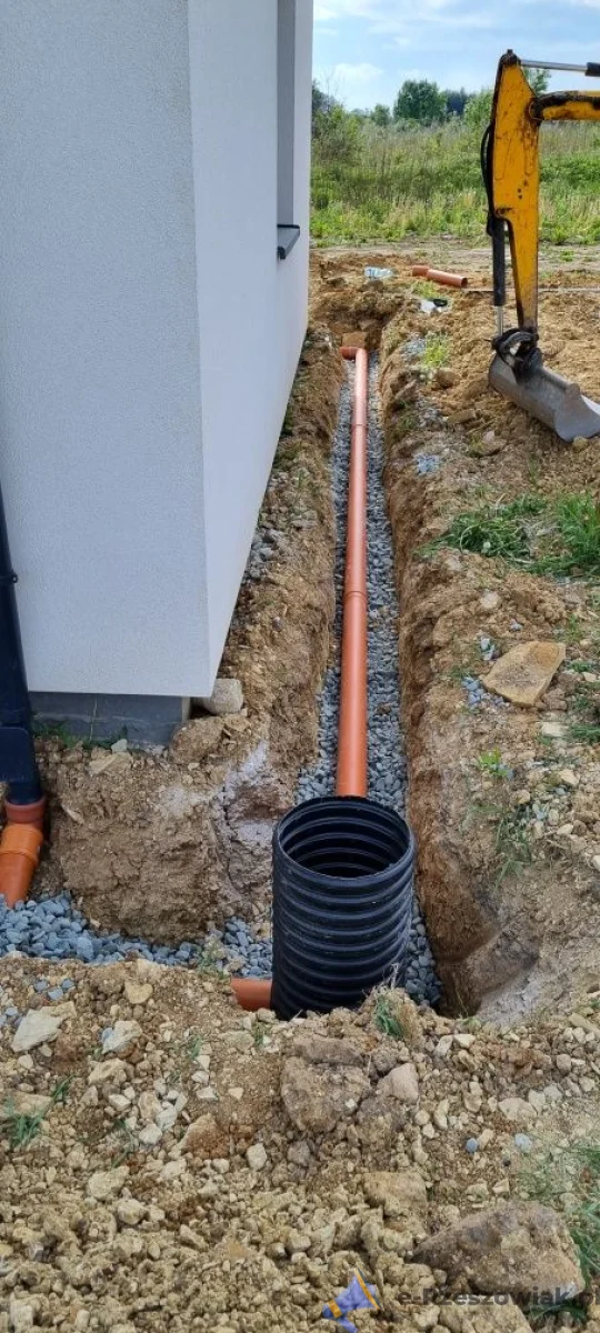 Odprowadzanie wody z rynien deszczówki drenaże odwodnienia Rzeszów. Krasne tel 787322263