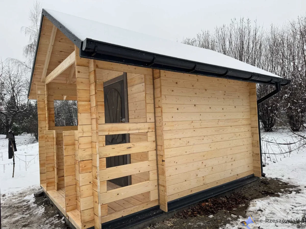 Drewniany domek działkowy "Jaśmin" 300x300 z bali prostokątnych