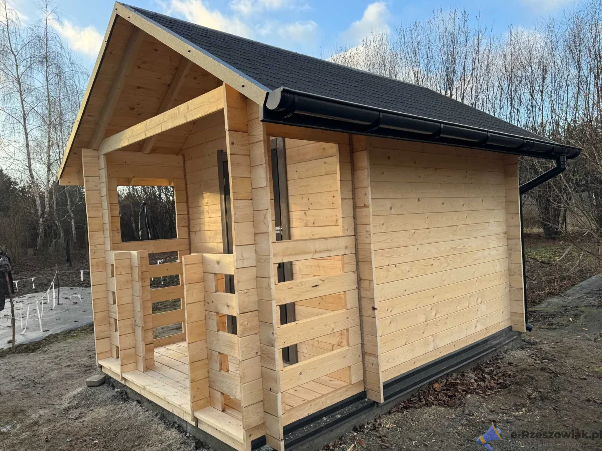 Drewniany domek działkowy "Jaśmin" 300x300 z bali prostokątnych