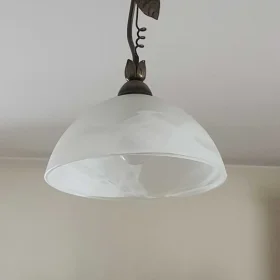 Lampa wisząca ze szklanym kloszem