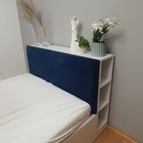 Łóżko z szufladą i tapicerowanym panelem