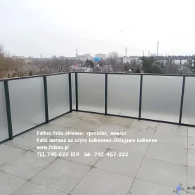Czym zasłonić szklany balkon ? Oklejamy balkony folią prywatyzującą Warszawa i okolice- Folkos folie matowe na BALKONY Warszawa -Usługa oklejania 