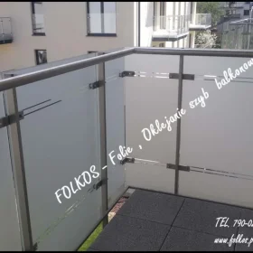 Folie na balkon Warszawa -Oklejamy balkony folią -Matowa folia na szklany balkon Warszawa- Usługa oklejania balkonów folią prywatyzującą