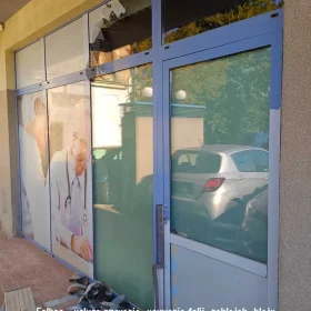 Usługa zrywania folii z witryn, zrywanie naklejek, usuwanie kleju Warszawa - Wymiana starej zniszczonej folii na nową -Oklejanie 